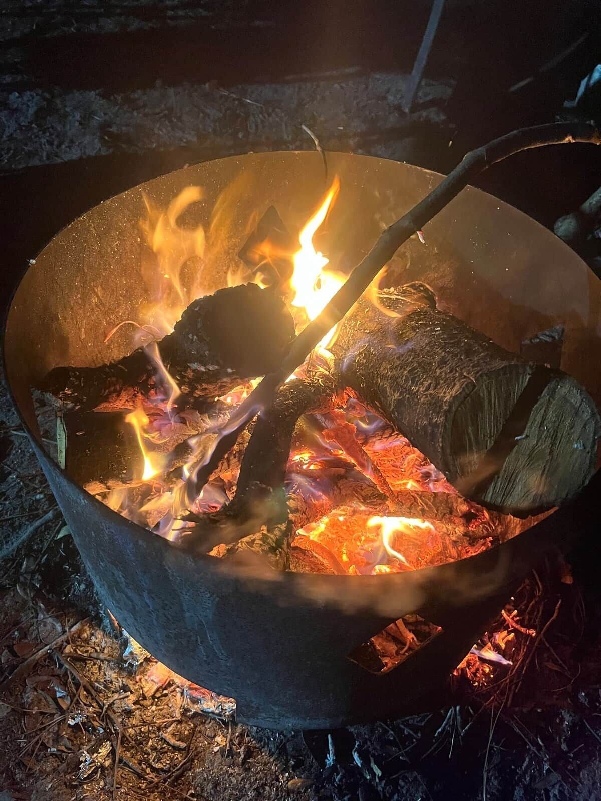 Una fogata en una olla de metal.