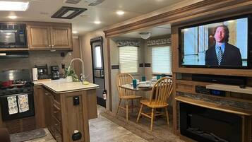 Frigorífic, microones, forn i placa de cuina