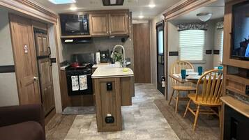 Een koelkast, een microgolfoven, een oven, een kookplaat