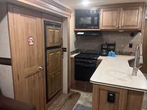 Réfrigérateur, four à micro-ondes, un four, surface de cuisson