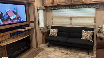 Televisie en een open haard