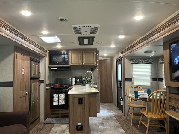 Microondas, horno, placa de cocina