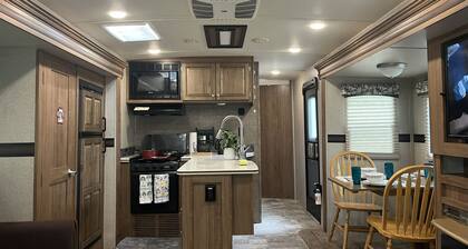 Soothing Private RV with Jacuzzi in charming Madison Blue Springs Hideaway