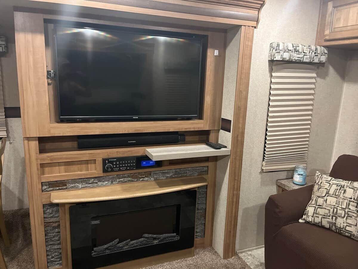 TV, fireplace