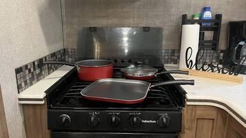 Microondas, horno y placa de cocina