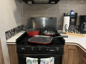 Microondas, horno, placa de cocina