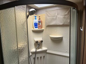 Dusche, Haartrockner, Handtücher, Toilettenpapier