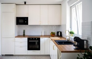 ثلاجة، موقد طهي مسطح، غسالة أطباق، ماكينة لصنع القهوة/الشاي