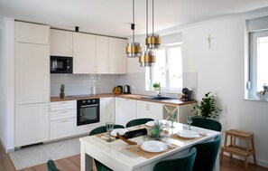 ثلاجة، موقد طهي مسطح، غسالة أطباق، ماكينة لصنع القهوة/الشاي