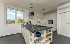 Fridge, oven, stovetop, dishwasher - Awesome home in Kakma (Kakma)