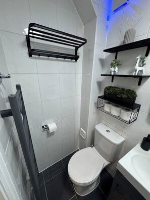 تجهيزات دش، مجففات شعر، مناشف، ورق حمّام