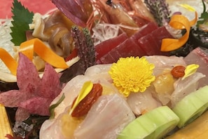 Un plateau de fruits de mer comprenant différents types de poissons et diverses garnitures.