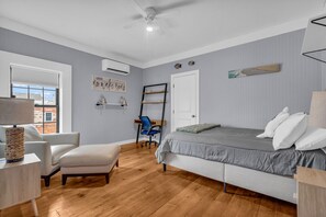 Desk, WiFi, bed sheets