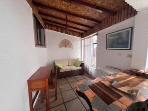 Classic Single Room, Garden View | Living area