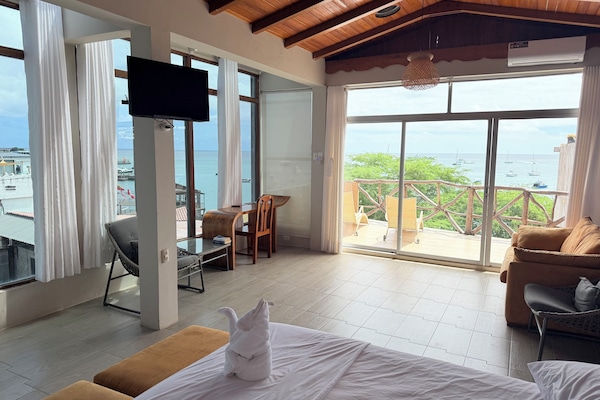 Luxury Suite, Beach View | WiFi (free)
