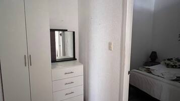 Quarto casal conforto, vista para o jardim | Guarda-roupa