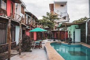 Una piscina al aire libre