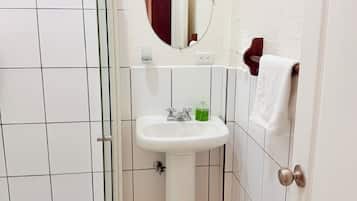 Habitación Confort con 1 cama doble o 2 individuales, vistas al jardín | Baño | Ducha, secador de pelo, toallas y jabón