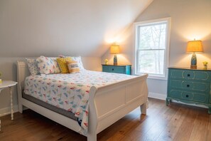 مكتب ومكواة/لوح كي وسرير سفر وواي فاي