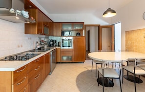 Fridge, oven, dishwasher, coffee/tea maker