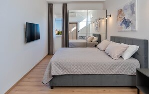 7 bedrooms, travel crib, free WiFi