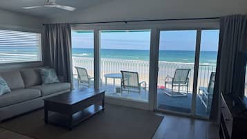 Condo dành cho gia đình, quang cảnh bãi biển | Khu phòng khách | TV