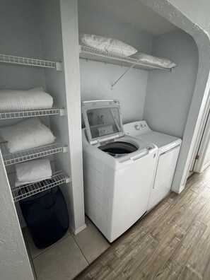 Cortines opaques, planxa i posts de planxar i wifi gratuïta