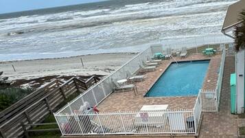 Outdoor pool, pool loungers