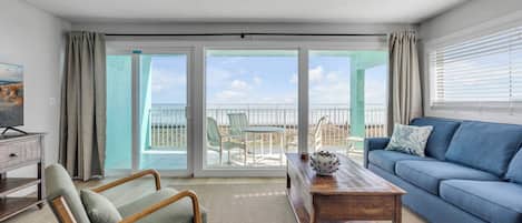 Comfort Condo, Beach View | Living area