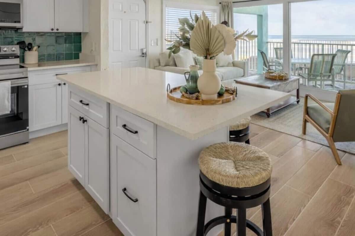 Apartamento família, vista para a praia | Cortinas blackout, ferros/tábuas de passar roupa, Wi-Fi de cortesia