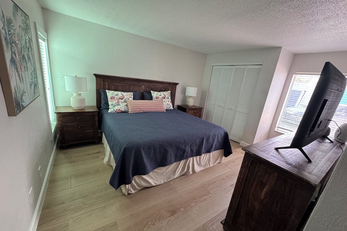 Condo conforto, vista para a praia | Cortinas blackout, ferros/tábuas de passar roupa, Wi-Fi de cortesia