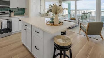 Apartemen Keluarga, pemandangan pantai | Tirai kedap cahaya, setrika/meja setrika, dan Wi-Fi gratis