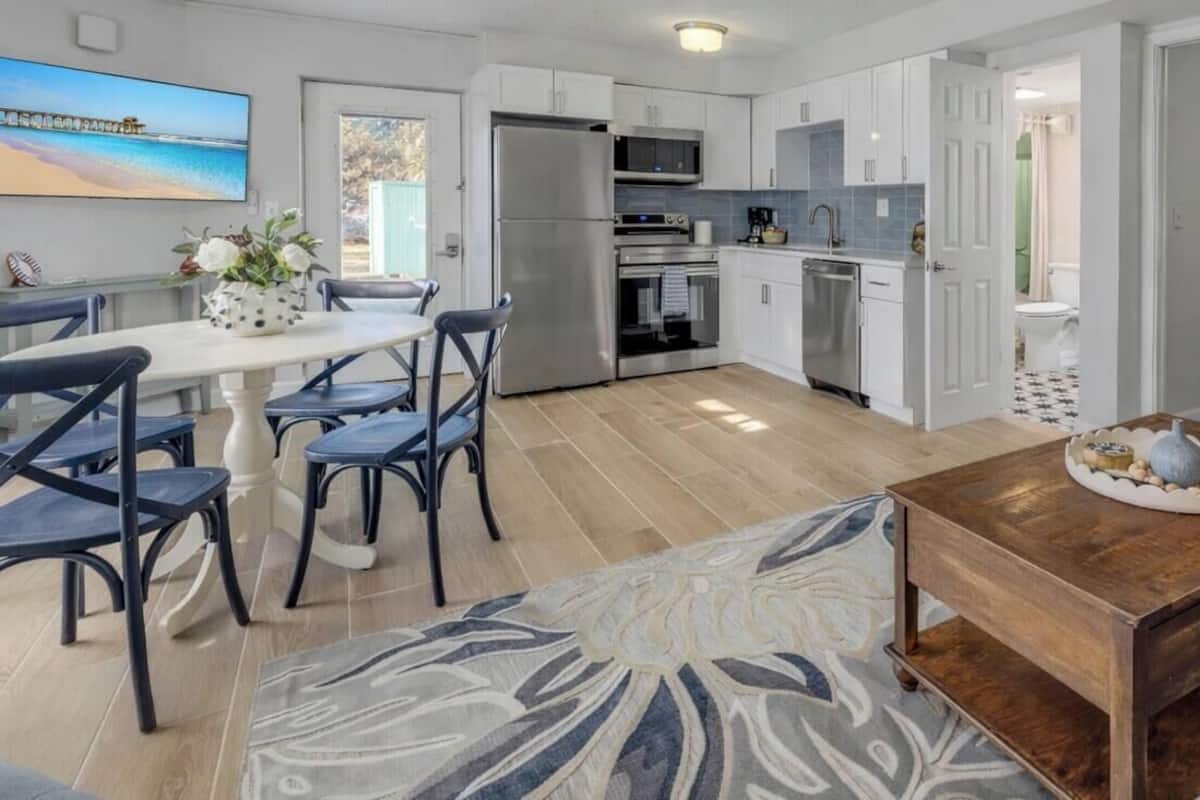 Apartamento conforto, cozinha | Cortinas blackout, ferros/tábuas de passar roupa, Wi-Fi de cortesia