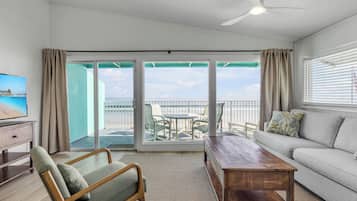 Condo Deluxe, vista a la playa | Área de sala de estar | Televisión