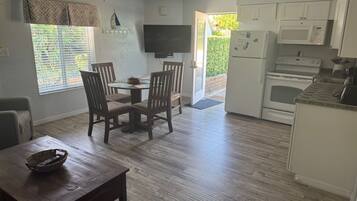 Comfort-huoneisto, keittiö | Oleskelualue