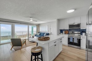 Comfort Condo, Beach View | Private kitchen