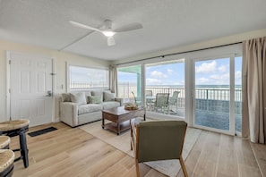 Apartamento família, vista para a praia | Área de estar | TV