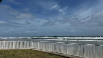 Apartamento família, vista para a praia | Terraço/pátio