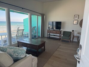 Condo família, vista para a praia | Área de estar | TV
