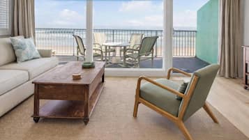 FamiljelÀgenhet - utsikt mot stranden | MörklÀggningsgardiner, strykjÀrn/strykbrÀda och gratis wi-fi