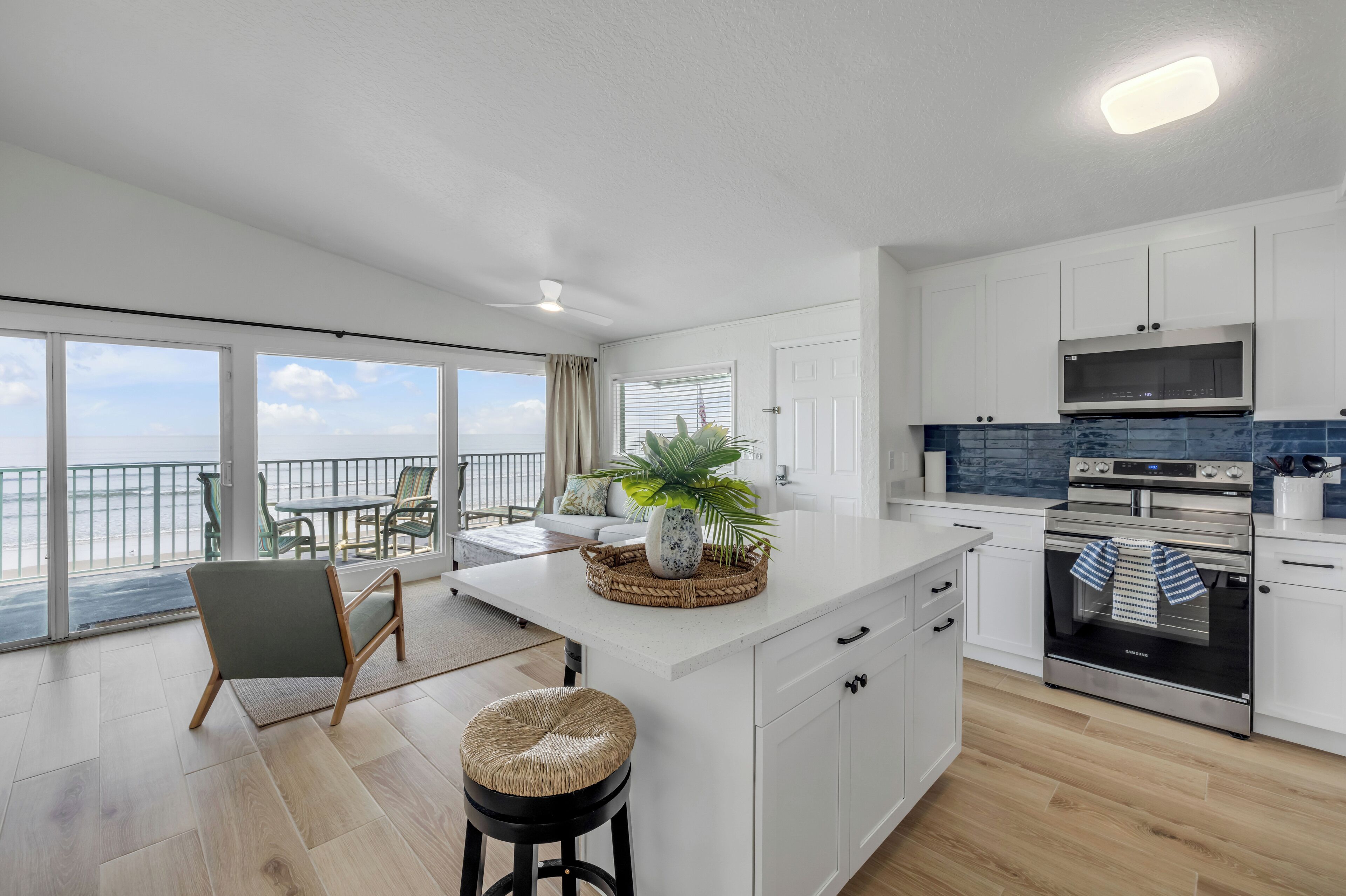 Deluxe Condo, Beach View | Private kitchen