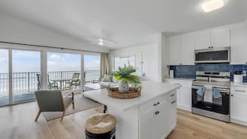 Deluxe Condo, Beach View | Private kitchen