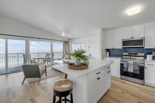 Deluxe Condo, Beach View | Private kitchen