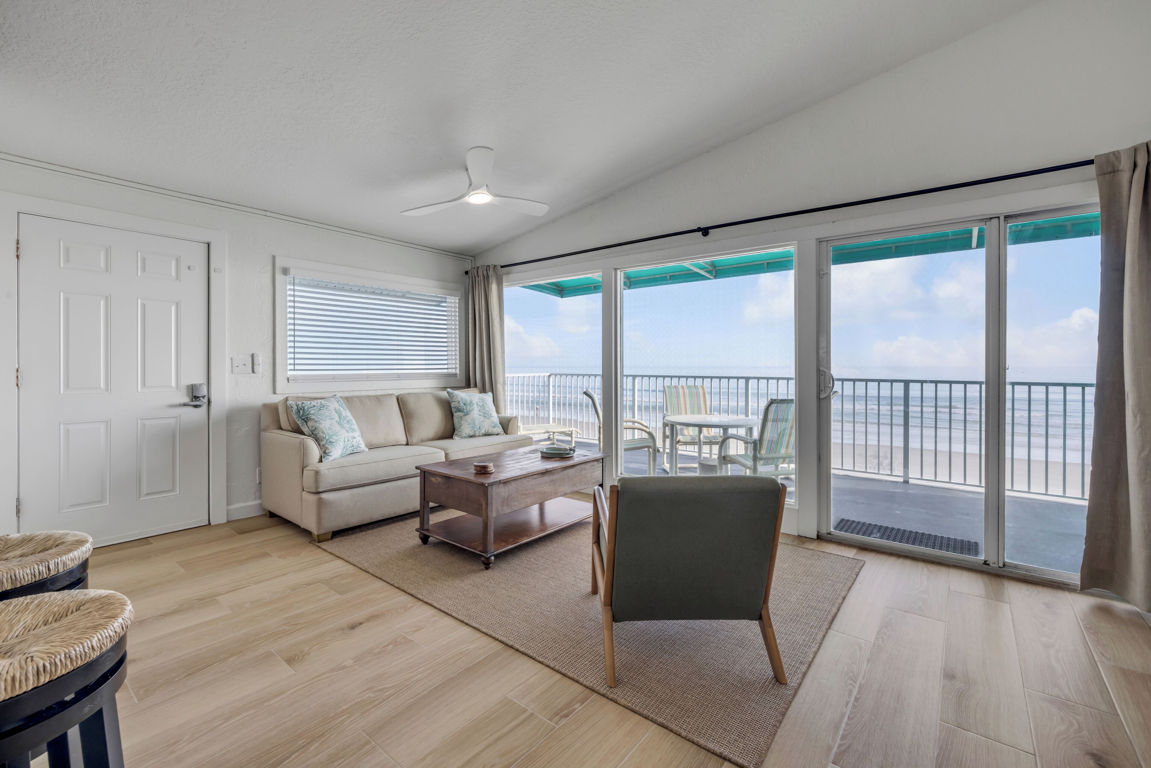 Cortinas blackout, tabla de planchar con plancha y wifi gratis 