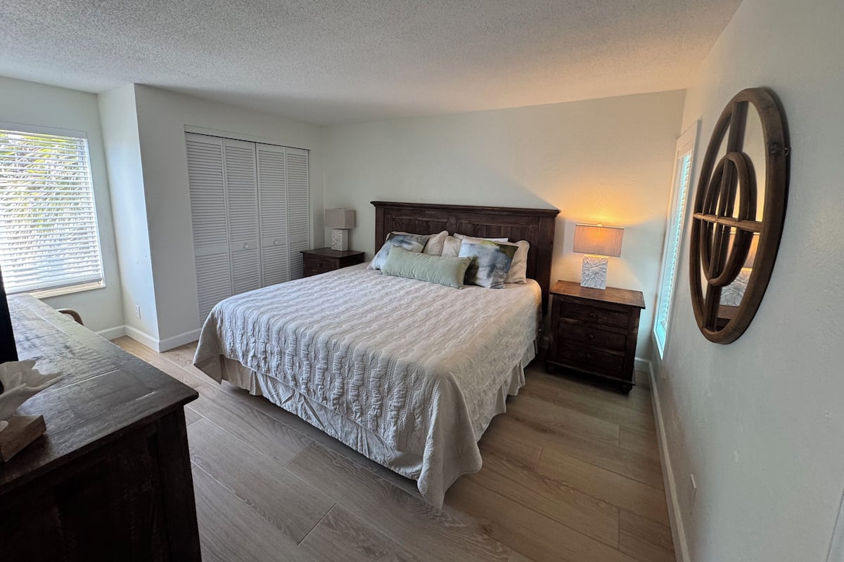 Condo família, vista para a praia | Cortinas blackout, ferros/tábuas de passar roupa, Wi-Fi de cortesia