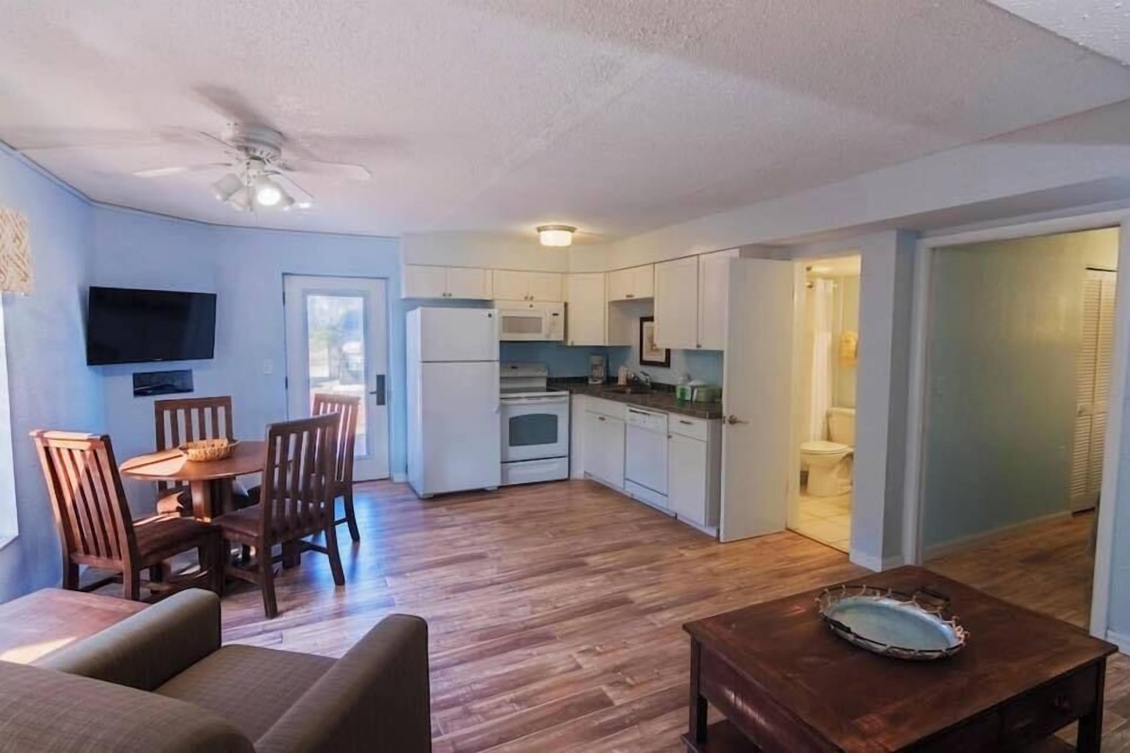 Leilighet – comfort, kjøkken | Blendingsgardiner, strykejern/-brett og wi-fi (inkludert)