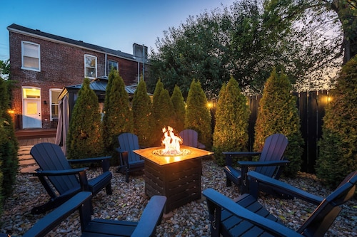 The Manhattan ~ Hot Tub, Fire Pit, Grill & Chill