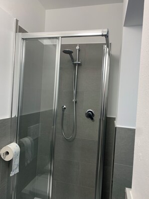 Shower, hair dryer, bidet, toilet paper - Appartamento nel centro di Predazzo con vista su giardinetto (Predazzo)