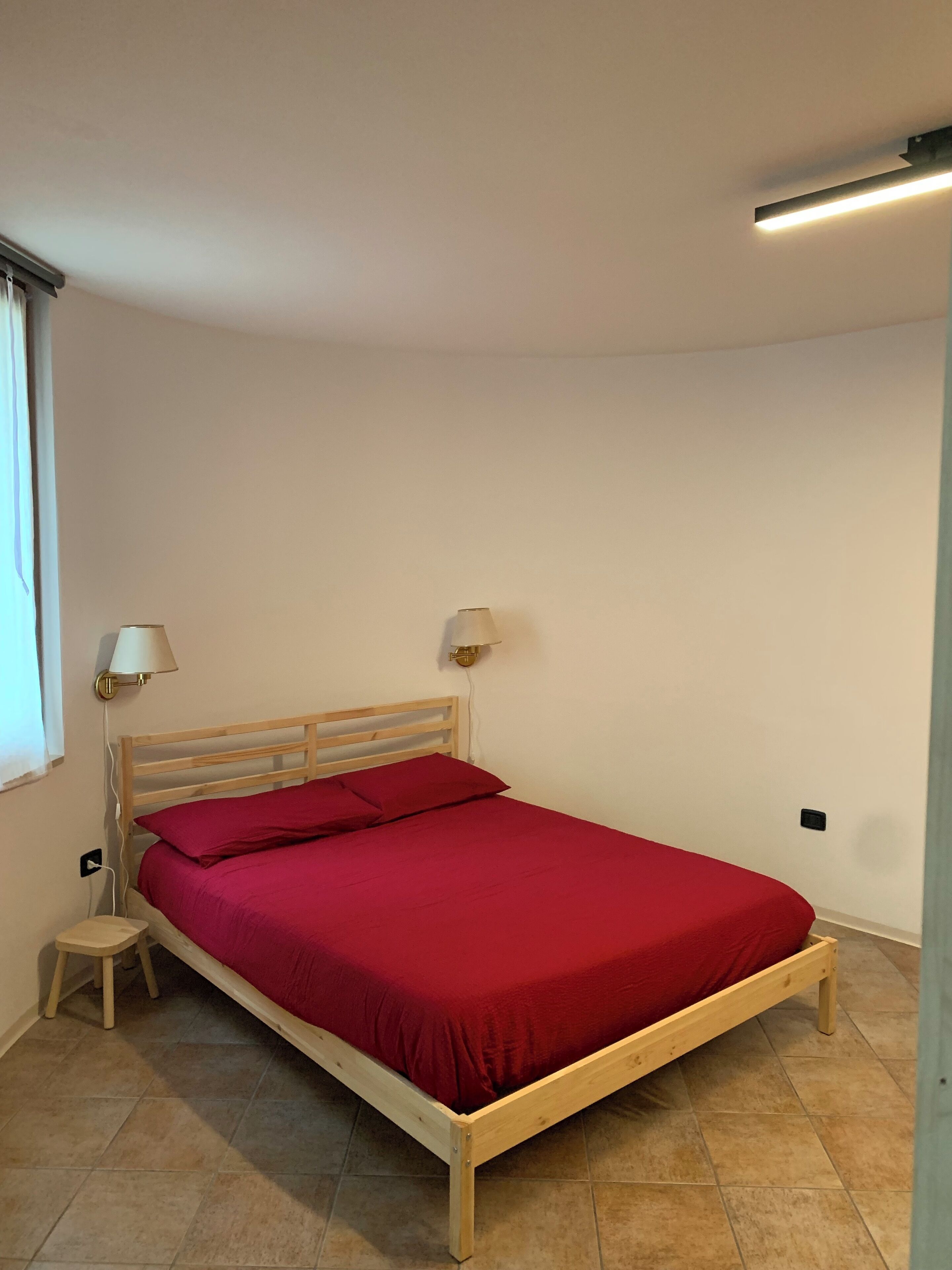 1 chambre, fer et planche à repasser