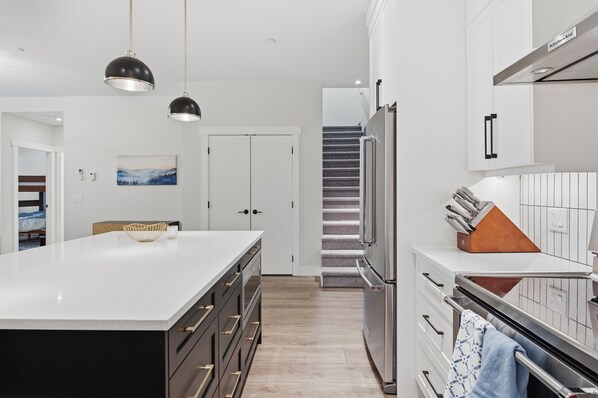 Refrigerador, microondas, horno y parrilla de estufa 